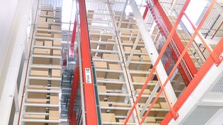 Der Schwerpunkt der FEM-Richtlinie liegt in der Beschreibung des Anfahrens einer Durchschubsicherung in einem Palettenlager und der Auslegung einer solchen unter Berücksichtigung der beim Stoß eingebrachten kinetischen Energie. (Bild: MLOG)