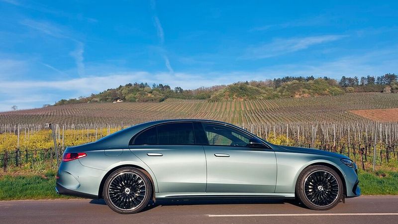 2. Die Abmessungen: Die E-Klasse Limousine ist knapp 4,95 Meter lang, knapp 1,47 Meter hoch, und mit ausgeklappten Außenspiegeln knapp 2,1 Meter breit. Zum Vergleich: Die S-Klasse bringt es auf eine Länge von 5,18 Meter. (Bild: Mauritz – VCG)