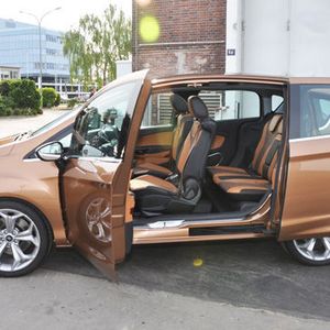 Pfiffige Ideen: Einzigartige beim Ford-Neuling sind die fehlenden B-Säulen und die beiden hinteren Schiebetüren. Sie erleichtern den Einstieg in den Fond und sorgen für noch mehr Flexibilität und Variabilität.