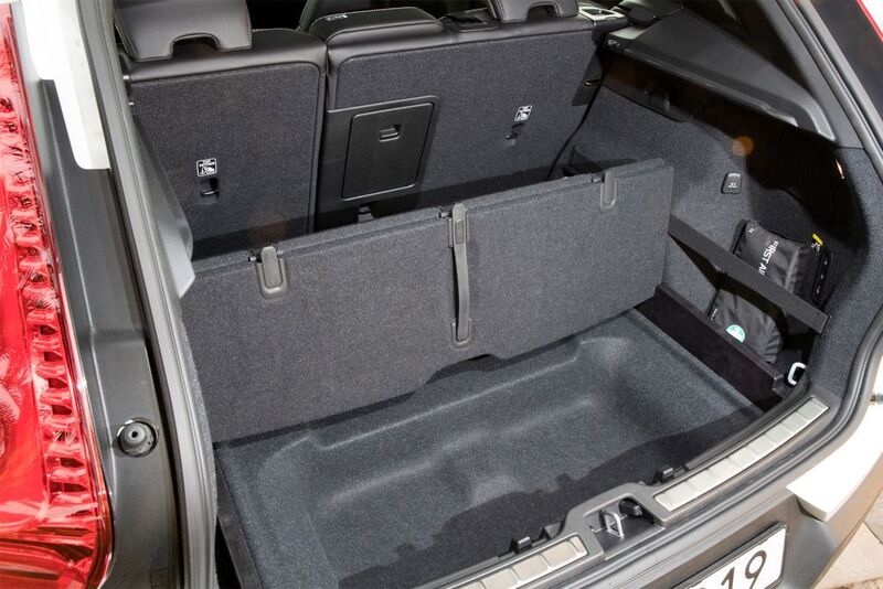 Der doppelte Boden im Kofferraum vergrößert den Stauraum. (Volvo)