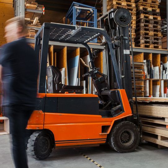 Geräte und Maschinen wie Gabelstabler können sich über IoT-Services monetarisieren lassen.(Bild:  gemeinfrei / Unsplash)