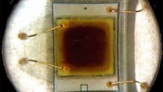 Chemische Kompatibilität: Der Einsatz ungeeigneter flüchtiger, organischer Substanzen (Volatile Organic Compounds, VOC) kann die Lichtstromleistung oder den Farbort einer LED beeinträchtigen. ( Cree)