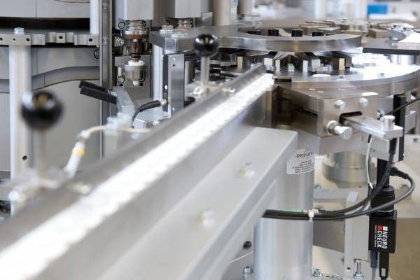 Erstmals Sonderstand „IPC 4 VISION“: Simatic-Industrie-PCs mit Intel-Core-Prozessoren der vierten Generation ermöglichen leistungsfähige und zuverlässige Bildverarbeitungslösungen. 2) Mit einem Simatic-Industrie-PC wurde bei Aptar Pharma der Durchsatz in der Qualitätskontrolle von Sprühflaschen von 120 auf 550 Einheiten pro Minute gesteigert. (Siemens)