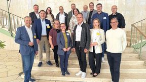 Ein Gruppenbild zur Erinnerung an den Besuch in der hessischen Medienanstalt. Dort fand die erste PR-Werkstatt des Landesverbands für die Obermeister seiner Innungen statt. (Bild: Landesverband des Kfz-Gewerbes Hessen)