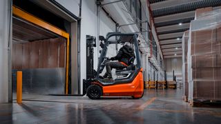 Ein Toyota-Traigo48-Lithium-Ionen-Stapler belädt einen Lkw. Die Maschine hat jetzt den German Design Award 2026 eingeheimst. (Bild: Toyota Material Handling)