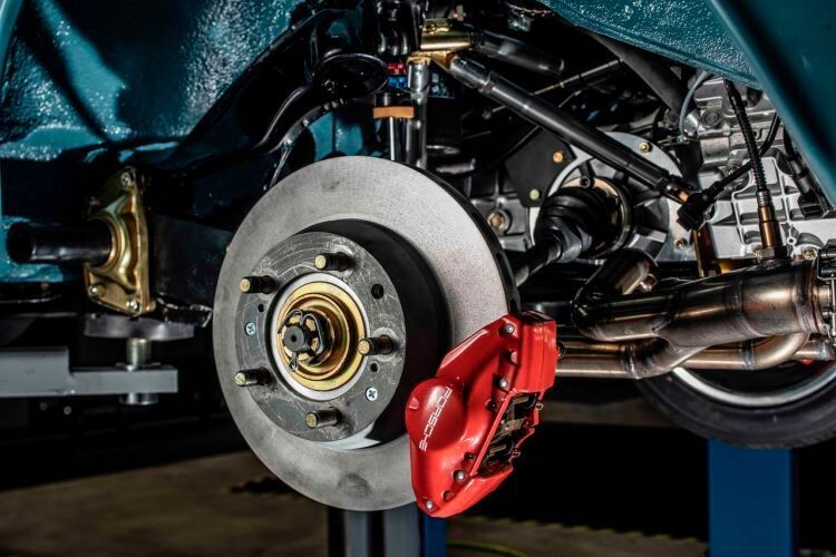 Die Hinterachse wurde auf Schräglenker umgebaut. Sogenannte „Cup Verstrebungen“ stützen den Antrieb in alle Richtungen ab. Weitere Features: Porsche-944-Turbo-Drehstäbe, Bilstein-Stoßdämpfer (MDS System) mit Zug und Druckstufenverstellung, Porsche-964-C2-Bremsanlage komplett. (#janbürgermeister)