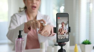 adobestock-1815444337-chaytee-social-commerce-logistik-immobilien-999x562v1 (Bild: © ChayTee/stock.adobe.com)
