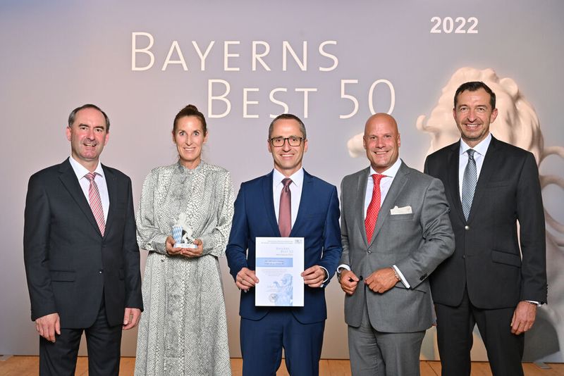 Nahm die Ernennungsurkunde zu „Bayerns Best 50“ aus den Händen von Hubert Aiwanger (l.) entgegen: Mercator-Leasing-Geschäftsführer Matthias Schneider (Mitte).
