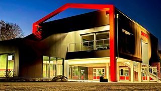 Showroom der Fördertechnik! Das ist der zur Nacht illuminierte Skycube in Ostrhauderfehn in Ostfriesland, den SEH Engineering nun zur Vorführung seiner Fördertechnik und zur Entwicklung neuer Systeme eingeweiht hat. (Bild: SEH Engineering)