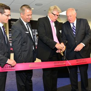 Friedhelm Loh und Gouverneur Pat Quinn (rechts) eröffnen gemeinsam die neue Firmenzentrale von Rittal in den USA.