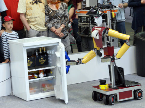 Kühlschrank auf, Drink raus und servieren: ein Roboter der Kategorie Home. (Archiv: Vogel Business Media)