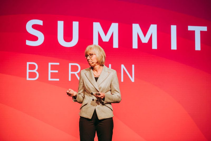 Elke Reichart, Chief Digital Officer der TUI Group, sagte, ihr Unternehmen wolle sämtliche Rechenzentren bis 2023 in die AWS-Cloud migrieren. (© Niklas Stadler / Amazon)