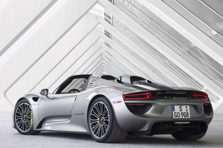 ... andererseits verbraucht er – zumindest nach den abwegigen aber nun einmal gültigen Normen – im Mittel nur 3,0 Liter pro 100 Kilometer und ist damit sparsamer als die meisten Kleinwagen. (Foto: Porsche)