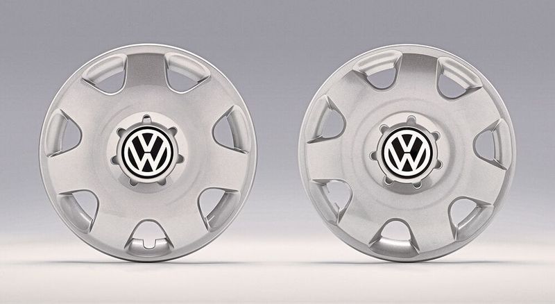 Auch die Volkswagen-Radzierblende mit „VW“-Logo erhielt in diesem Jahr einen Plagiariusaward. Links das Original der Volkswagen AG, rechts die Fälschung der Murama S.r.l. aus Italien. Vertrieben wurde das Produkt über diverse Onlinehändler wie ebay und Amazon. „Kein Original-Produkt, aber austauschbar“ ist ungeniert in jede gefälschte „VW“-Radkappe eingraviert. Wahlweise bietet Murama andere Auto-Marken an. Preis: 25 Prozent des Originals. Das spiegelt sich laut Aktion Plagiarius in billigen Materialen und mangelnder Stabilität wider.  Der italienische Hersteller verweigerte eine Unterlassungserklärung. Daher ist in Italien ein (langwieriges) Gerichtsverfahren gegen Murama anhängig. (Aktion Plagiarius e.V.)