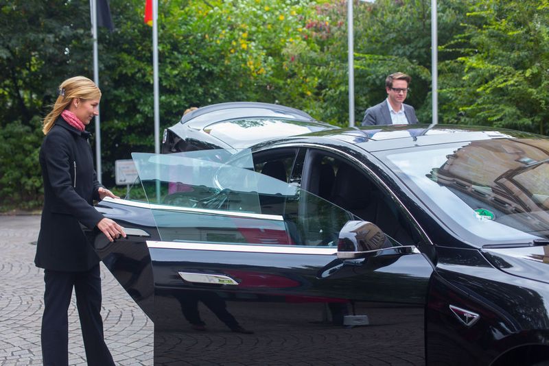 Die Gäste konnten mit dem Model S eine kurze Probefahrt durch Frankfurt machen. (www.bergemann-fotografie.de)