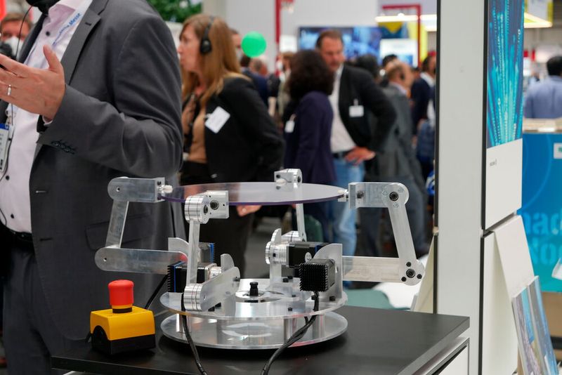 Wie schnell ist 5G wirklich? Das Fraunhofer IPT zeigt dies anhand eines spielerischen Aufbaus: Eine Kamera und ein Algorithmus versuchen mit Bewegungen einer Platte einen Tischtennisball in der Luft zu halten. Dabei werden die Daten so schnell wie möglich zwischen Server und den Gelenkmotoren ausgetauscht. Ergebnis: Klappt schon ganz gut.  (Bild: Sandro Kipar)