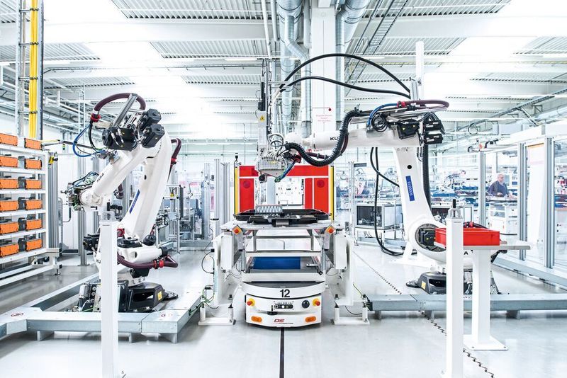 Die Batteriemontage erfolgt mit einem hohen Automatisierungsgrad meist in 10 bis 12 Stationen, von denen viele als geschlossene Roboterzellen ausgebildet sind. (Foto Fleischmann)
