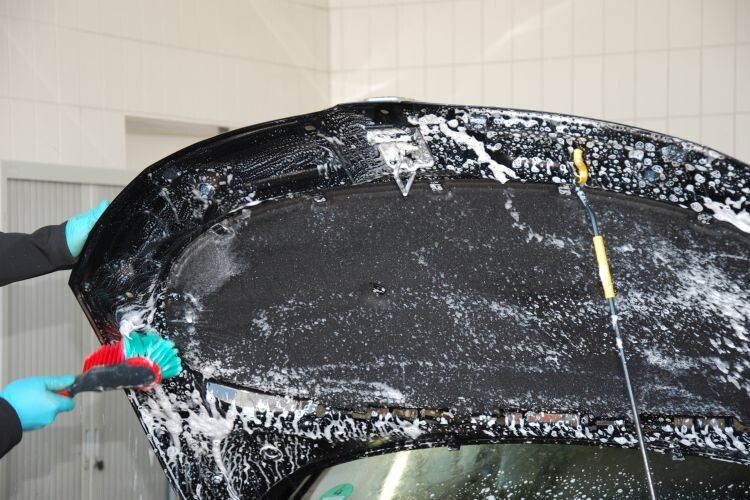Die Reinigung beginnt im Motorraum, so bleiben später Lack und Scheibe sauber. (Foto: Holz)