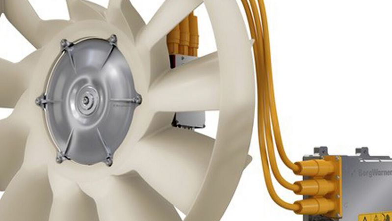 Borg Warner hat im Februar 2022 einen Auftrag für ein sogenanntes „eFan“-System gewonnen. Mit der Übernahme von Drivetek will der Zulieferer dieses Geschäft stärken.(Bild:  Borg Warner)