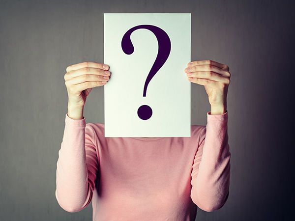 2/5: Kein guter Handel – Knapp 1 Mio. Zloty Geldbuße für uneinsichtige DatenhändlerApril 2019: Die polnische Datenschutzbehörde UODO verhängte gegen die Aktiengesellschaft Bisnode AB eine Geldbuße von 943.000 Zloty, was umgerechnet rund 220.000 Euro entspricht. Bei dem sanktionierten Unternehmen handelt es sich um einen Anbieter von digitalen Geschäftsinformationen, der personenbezogene Daten erhoben hatte, um sie in seiner eigenen Datenbank zu sammeln und für kommerzielle Zwecke zu verwenden. Seine Datensätze bezieht das Unter­nehmen aus öffentlich zugänglichen Quellen. Die Strafe erfolgte, weil das Unternehmen seinen Informationspflichten nicht nachgekommen war. Insgesamt sind fast sechs Millionen Datensätze betroffen. Laut Art. 14 DSGVO hätte das Unternehmen die betroffenen Personen über die Verwendung der Daten informieren müssen – und das in allen sechs Millionen Fällen. Wie sich in dem Verfahren herausstellte, haben die Verantwortlichen bewusst gehandelt und wissentlich betroffene Personen nicht über die Nutzung ihrer persönlichen Daten informiert. Dieser Umstand sowie die mangelnde Einsicht auf Seiten des Unternehmens hatten unmittelbaren Einfluss auf die Höhe der verhängten Strafe. (Alexander Borisenko - stock.adobe.com)