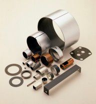 Gleitlager dienen dazu, zueinander bewegliche Teile reibungsarm abzustützen oder zu führen. Die Hauptbauformen der Gleitlager sind: Radiallager; Axiallager; Radial- und Axiallager kombiniert; Streifen (für Längsbewegung), sowie Sonderbauformen (Halbschalen, Kugelschalen und vieles mehr). (Bild: Schaeffler)