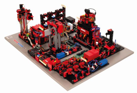 (Die Fischertechnik Lernfabrik 4.0 24 V bietet die Möglichkeit der Anbindung an eine SPS-Steuerung. Bildquelle: Fischer)