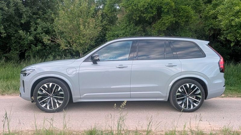 2. Die Abmessungen: Der Siebensitzer ist 4,95 Meter lang. Dank des Radstands von knapp 2,99 Metern bietet Volvos Verbrenner-Flaggschiff sowohl den Insassen als auch deren Gepäck viel Platz. (Bild: Mauritz – VCG)