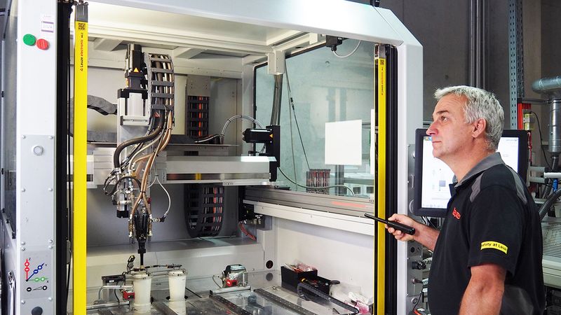 Regelmäßige Gefährdungsbeurteilungen spielen eine Schlüsselrolle für lückenlose Sicherheit an Maschinen und Anlagen.(Bild:  Leuze)