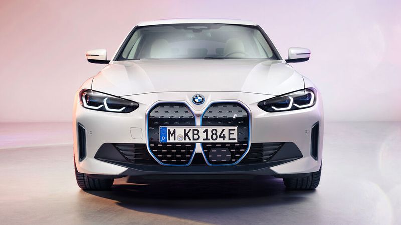 Die riesigen Nieren an der Front sind das auffälligste Gestaltungsmerkmal. (Bild: BMW)