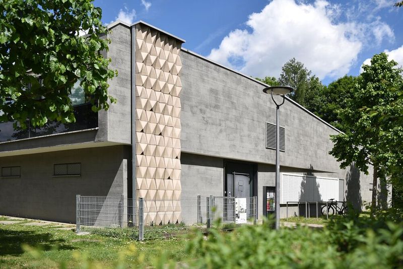 Aufgrund ihres modularen Designs passen die 3D-gedruckten Fassadenelemente in gängige hinterlüftete Fassadensysteme und lassen sich bei Bedarf unkompliziert herausnehmen und reinigen. Dank dieser Wartungsfreundlichkeit bleiben die Nistplätze auch langfristig nutzbar.  (Bild: Technische Universität München)