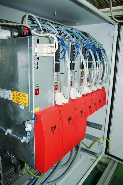 Wird eine hohe Dynamik gefordert, ist Servoantriebstechnik ein Mittel der Wahl für die Maschinenautomatisierung. (SEW)
