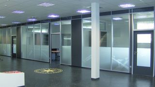 Das moderne Gestaltungskonzept vermittelt ein Gefühl von lichtem Raum und bietet genügend Platz für Erweiterungen. Bild: Bohnacker (Archiv: Vogel Business Media)