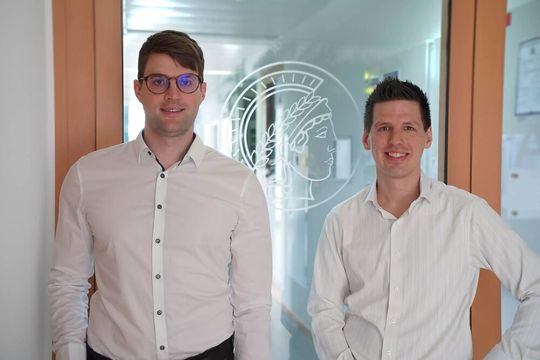 Andreas Küffner (links) und Adrian Bunzel (rechts) leiten zwei neue Forschungsgruppen der Max-Planck-Gesellschaft, die sich mit der biologischen Speicherung von Kohlenstoff beschäftigen.(Bild:  © V. Geisel / Max-Planck-Institut für terrestrische Mikrobiologie)