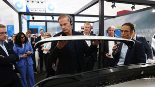 Auch Oliver Blume (Mitte), Vorstandsvorsitzender der Volkswagen Group, besuchte mit Vertreterinnen und Vertretern des Konzernvorstands und der Markenvorstände die IZB 2024. (Bild: Wolfsburg AG)