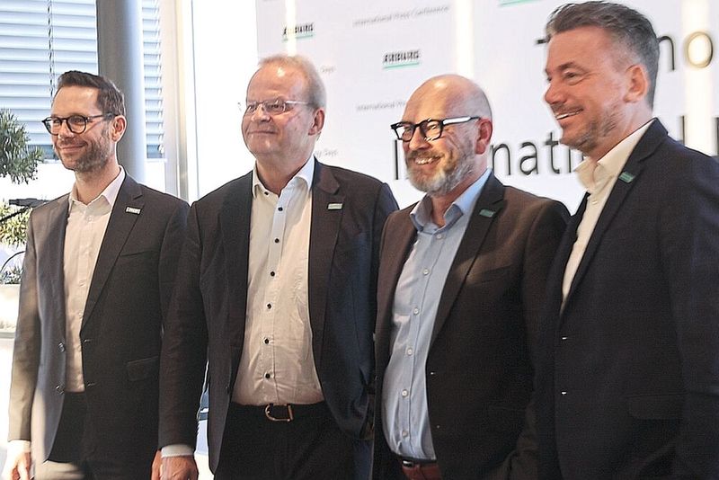 Zwischen 4000 und 5000 Besucher erwarten die Verantwortlichen bei Arburg (von links): Steffen Kroner (Geschäftsführer Finanzen, Controlling, IT und Personalmanagement), Michael Hehl (Geschäftsführender Gesellschafter und Sprecher der Geschäftsführung), Guido Frohnhaus (Geschäftsführer Technik) und Tobias Baur (Geschäftsführer Vertrieb und After Sales). (Bild: Maschinenmarkt)