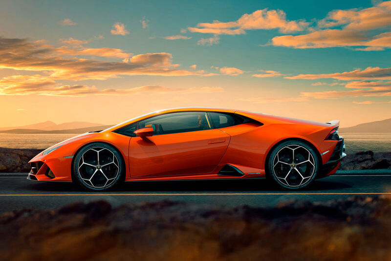 Der Motor ist hinter den Sitzen aber noch vor der Hinterachse angebracht, das erlaubt eine Gewichtsverteilung von 43 Prozent vorn und 57 Prozent hinten. (Lamborghini )