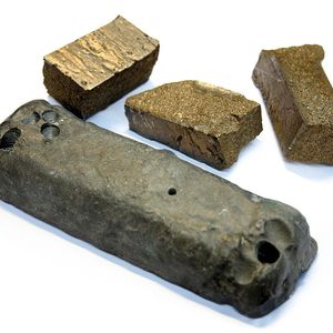 Seltene Erden in elementarer Form. Zuvor wurden sie mit Säuren aus dem Boden gewaschen und dann gereinigt, bevor sie per Schmelzflusselektrolyse in diese Form überführt wurden.