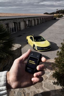 Der hybride Sportwagen Σtos: unterwegs mit persönlichem Autopilot und Drohne. (Rinspeed)