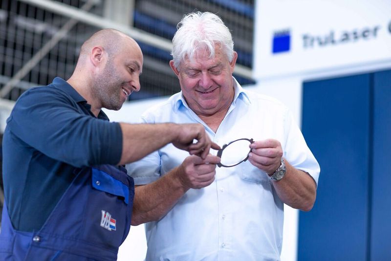 Ein am Schneidkopf der Trulaser Center 7030 angebrachter Ausdruckzylinder stößt die Blechteile automatisch nach unten aus. So werden Microjoints überflüssig. (Bild: Trumpf)