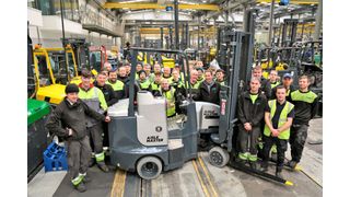 Das ist das Combilift-Team, das am Bau des 75.000. Staplers, der jetzt gespendet wurde, beteiligt war. (Bild: Combilift)