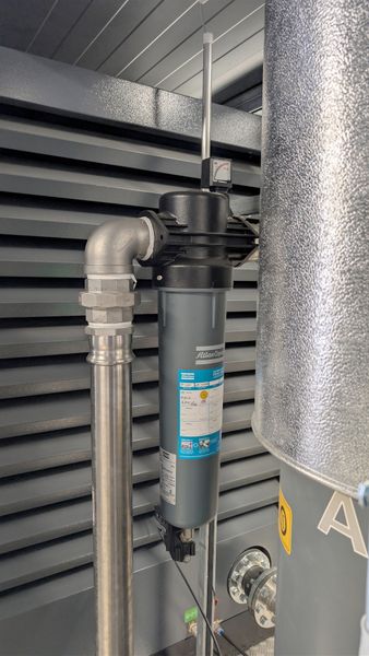 Zwischen Kompressor und Adsorptionstrockner befindet sich jeweils ein Vorfilter des Typs PD 430+. Er scheidet Feuchtigkeit, etwaige aus der Umgebungsluft eingetragene Öl-Aerosole sowie grobe Partikel ab, bevor die Druckluft in die Trockner gelangt. (Bild: )