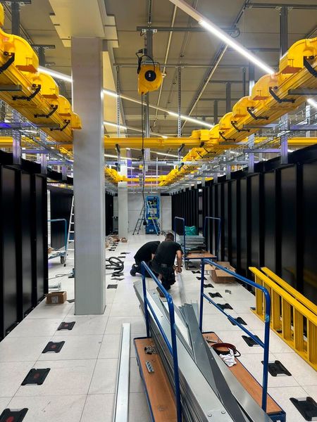 Besonders spannend war der Blick hinter die Kulissen: Technik im Betrieb und laufende Arbeiten. Die nächste Datenhalle geht bald live. (Bild: Paula Breukel)