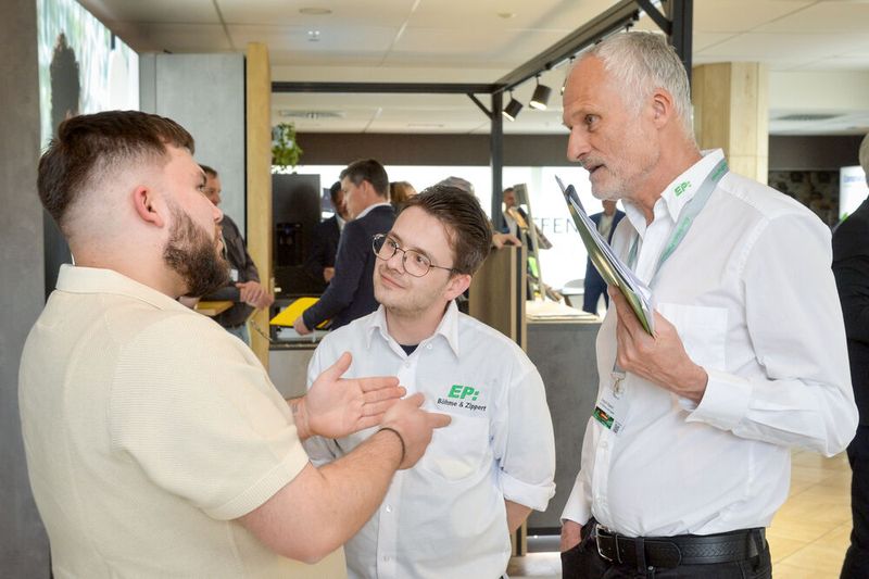 Rege Gespräche unter Fachhändlern (Bild: ElectronicPartner)