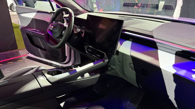 Dem Innenraum merkt man an, dass das Auto sehr günstig in den Markt gebracht werden soll. (Bild: Wehner - VCG)