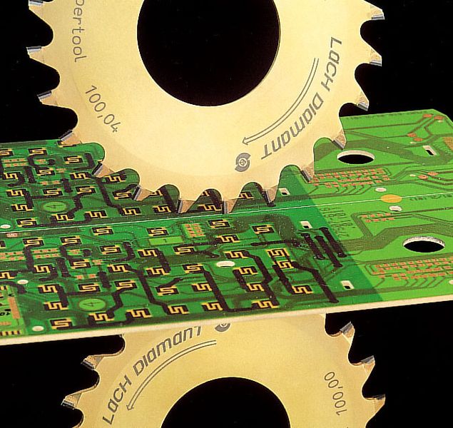 PKD-Kerbritzfräsen von PCB-Leiterplatten. (Bild: Lach Diamant)