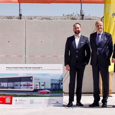 Während der Grundsteinlegung: (v. l.) Florian Pieroth, Leiter Vertrieb Ferrari Central Europe, Frank Ulrich, Geschäftsführer Autohaus Ulrich, und Lennart Christ, Mannheimer Stadtrat. (Bild: Ferrari)