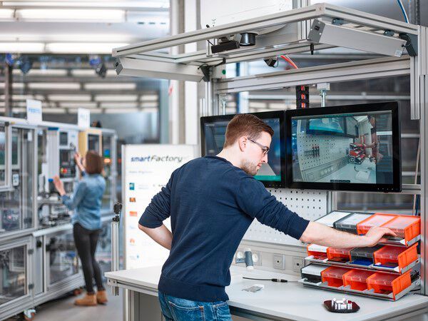 Smart Factory KL baut derzeit eine Shared Production auf drei Standorte verteilt in Kaiserslautern auf und integriert hier bewusst viele Handarbeitsplätze.(Bild:  Smart Factory KL)