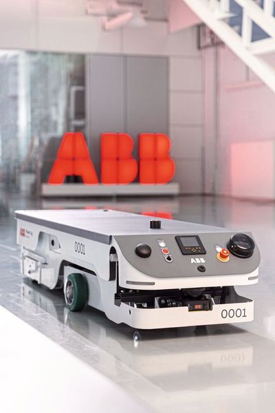 Die Baureihe Flexley bewegt Trolleys mit einem Gewicht von bis zu 2.000 Kilogramm und kann Racks, Container und Paletten mit bis zu 1.500 Kilogramm heben und transportieren. (Bild: ABB)