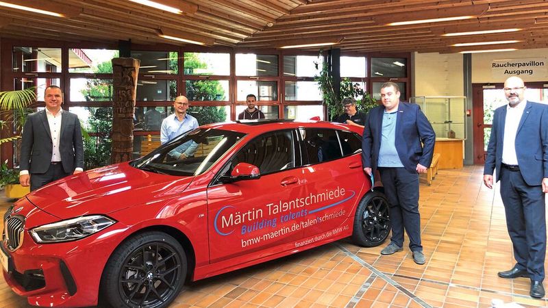 Übergabe des Übungs-BMW: (v. li.) Ivo Rochelt, Gebietsleiter BMW AG, Ausbildungsmeister Fahrzeugtechnik Ralf Maier, Handwerkskammer-Vorstandsmitglied Rafael Gerber und Frank Schönberger, Leiter Aftersales der Märtin GmbH. (Bild:  Märtin)