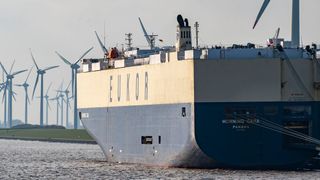 Baugleicher Fahrzeugtransporter in der Emsmündung am Emdener Volkswagen-Werk. (Bild: picture alliance / Jochen Tack)